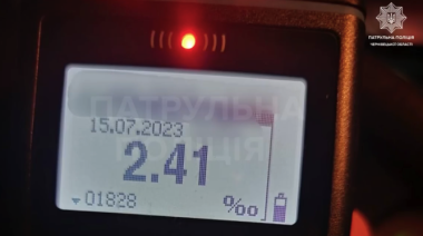 Нічна гонитва у Чернівцях: п'яний водій мінівена Mercedes втікав від патрульних