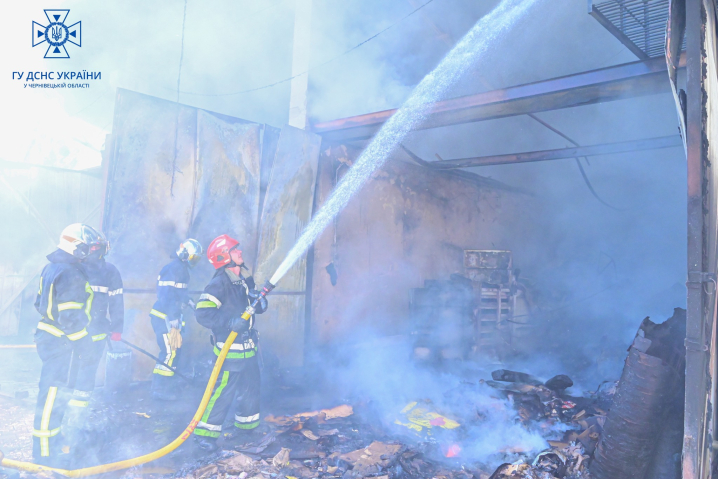 У Чернівцях сталася масштабна пожежа: горіло підприємство на Севастопольській