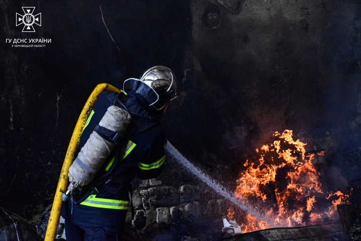 У Чернівцях сталася масштабна пожежа: горіло підприємство на Севастопольській