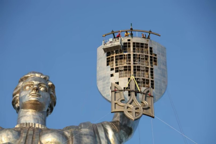 На щиті «Батьківщини-Матері» в Києві встановили тризуб