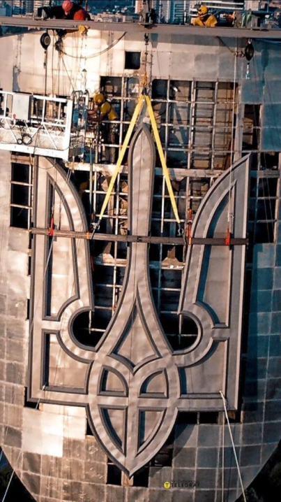 На щиті «Батьківщини-Матері» в Києві встановили тризуб