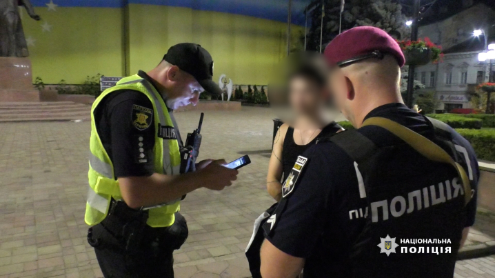 У Чернівцях поліцейські посилено стежили за дотриманням комендантської години