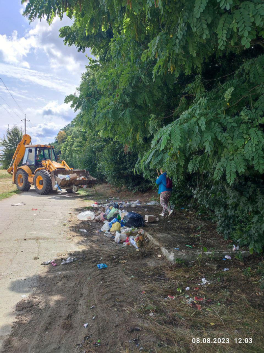 Камаз сміття: на пляжі у Новодністровську волонтери прибрали стихійне сміттєзвалище Камаз сміття: на пляжі у Новодністровську волонтери прибрали стихійне сміттєзвалище