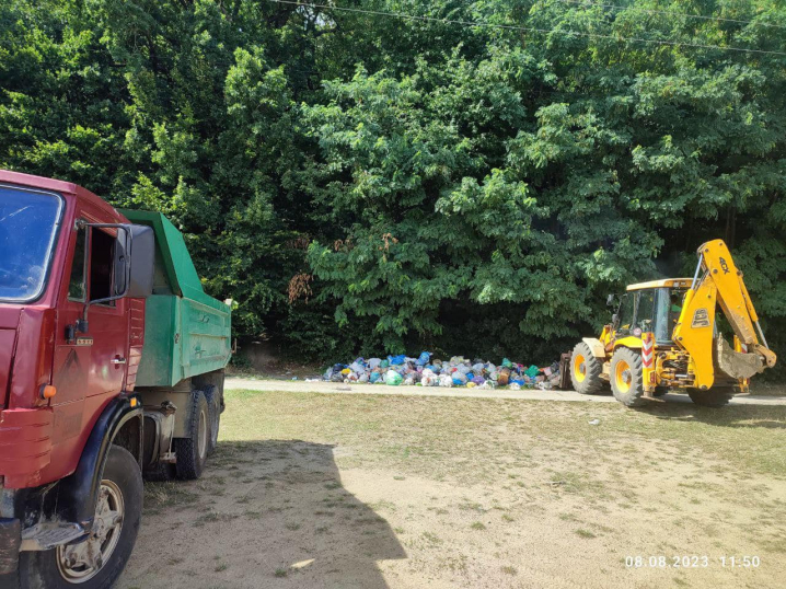 Камаз сміття: на пляжі у Новодністровську волонтери прибрали стихійне сміттєзвалище Камаз сміття: на пляжі у Новодністровську волонтери прибрали стихійне сміттєзвалище