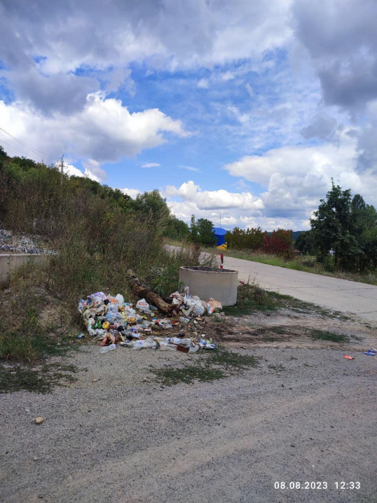 Камаз сміття: на пляжі у Новодністровську волонтери прибрали стихійне сміттєзвалище Камаз сміття: на пляжі у Новодністровську волонтери прибрали стихійне сміттєзвалище