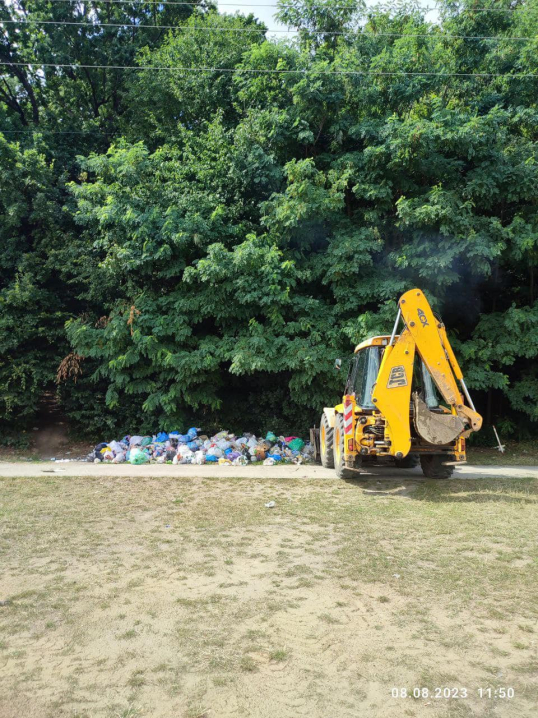 Камаз сміття: на пляжі у Новодністровську волонтери прибрали стихійне сміттєзвалище Камаз сміття: на пляжі у Новодністровську волонтери прибрали стихійне сміттєзвалище