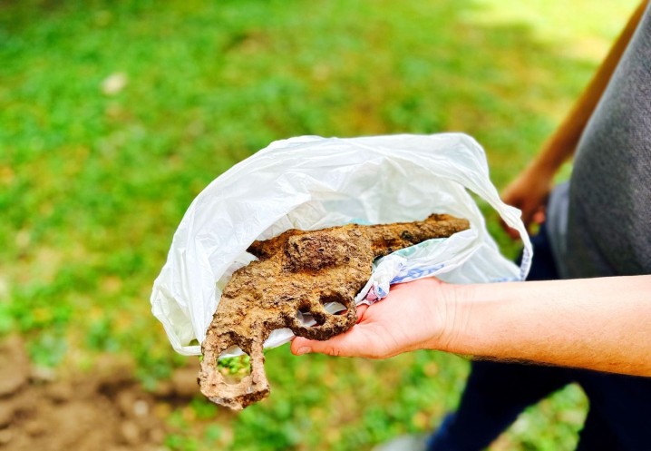 У парку в Чернівцях розкопали старовинний револьвер У парку в Чернівцях розкопали старовинний револьвер