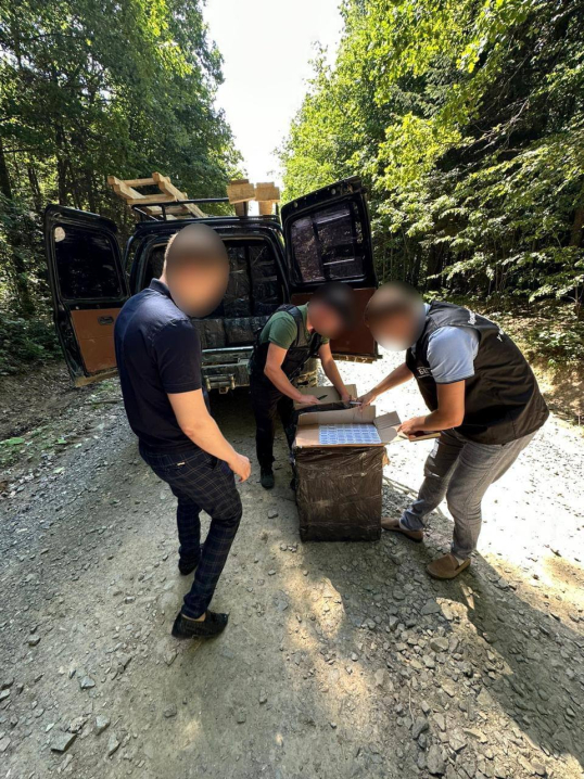 На Буковині затримали два джипи набиті сигаретами на 1,5 мільйони
