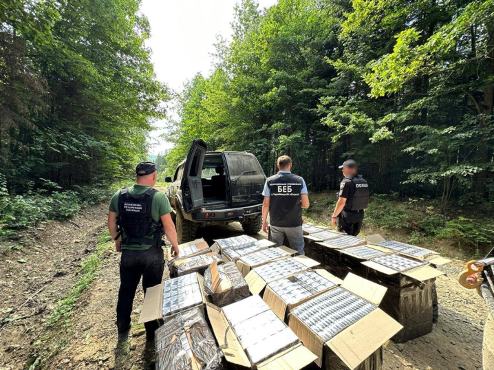 На Буковині затримали два джипи набиті сигаретами на 1,5 мільйони