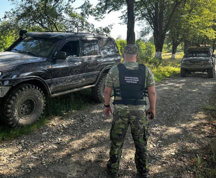 На Буковині затримали два джипи набиті сигаретами на 1,5 мільйони