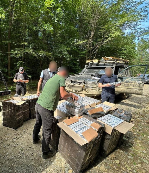 На Буковині затримали два джипи набиті сигаретами на 1,5 мільйони