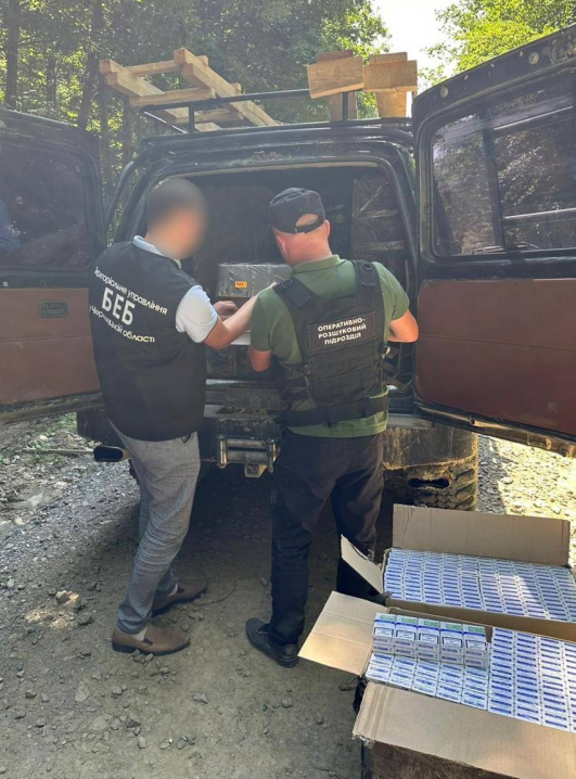 На Буковині затримали два джипи набиті сигаретами на 1,5 мільйони