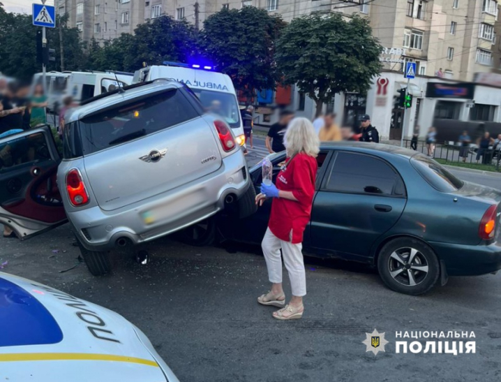 Подробиці вечірньої аварії на перехресті Героїв Майдану та Скальда у Чернівцях