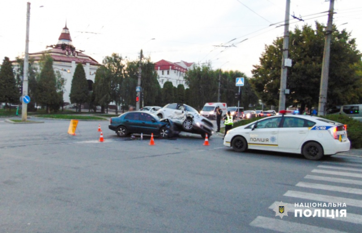 Подробиці вечірньої аварії на перехресті Героїв Майдану та Скальда у Чернівцях