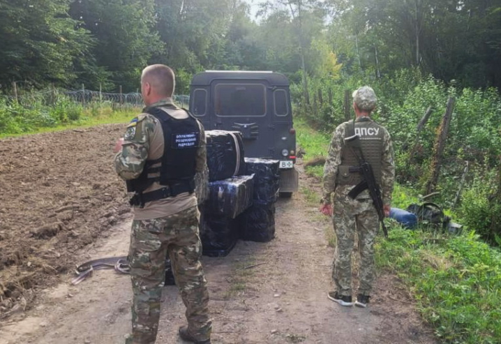 Пасажирка рейсового автобуса «Чернівці-Сучава» намагалася перевезти контрабанду цигарок