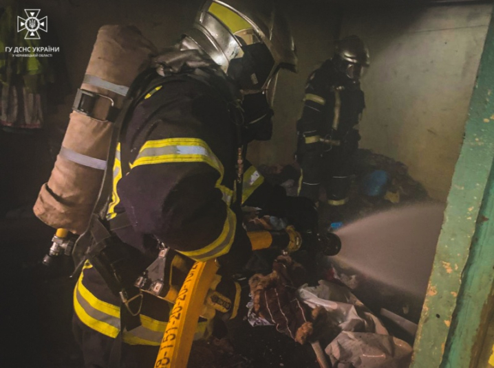 Учора в Чернівцях через необережних курців загорілась закинута будівля Учора в Чернівцях через необережних курців загорілась закинута будівля