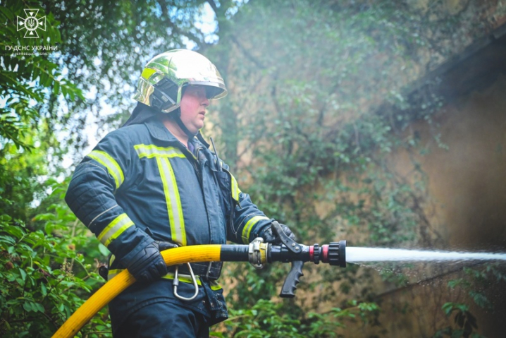 Учора в Чернівцях через необережних курців загорілась закинута будівля Учора в Чернівцях через необережних курців загорілась закинута будівля