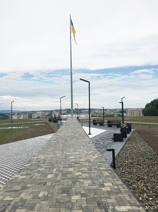 У Чернівцях облаштувавали територію навколо флагштоку у парку «Жовтневий»