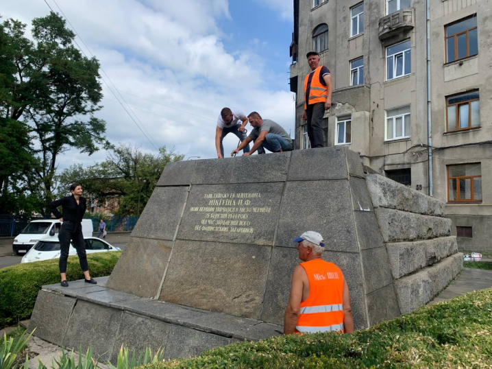 У Чернівцях завершили декомунізацію радянського танка