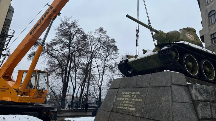 У Чернівцях завершили декомунізацію радянського танка