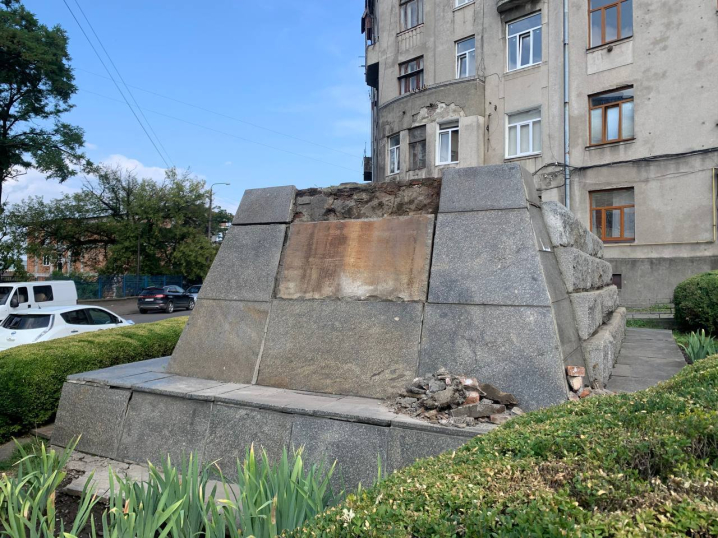 У Чернівцях завершили декомунізацію радянського танка