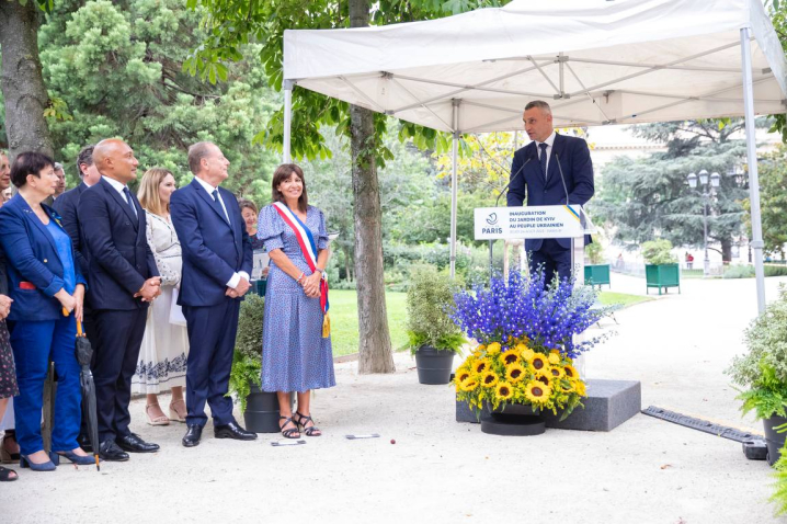 На День Незалежності Кличко відкрив Київський сквер у центрі Парижу На День Незалежності Кличко відкрив Київський сквер у центрі Парижу