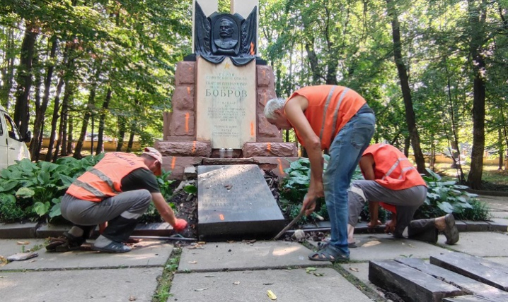 У Чернівцях останки радянських військових перепоховають з братської могили у парку Шевченка