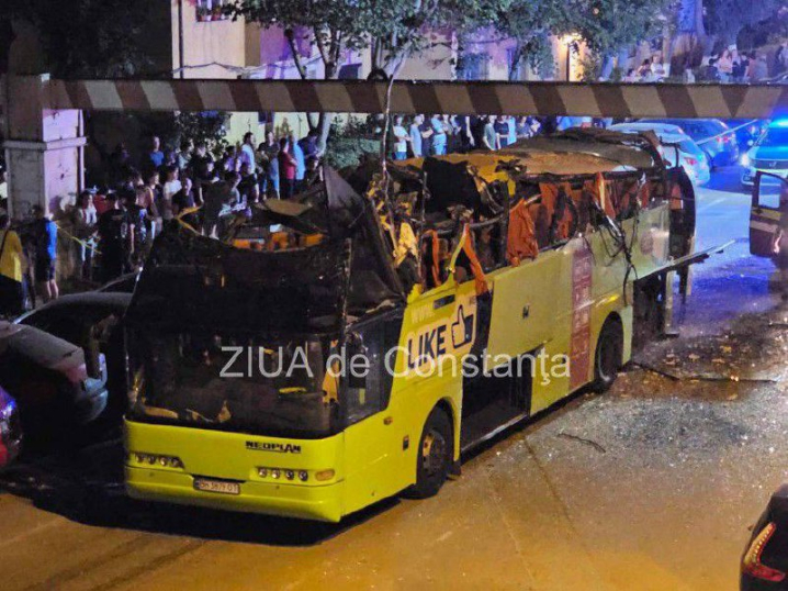 Знесло другий поверх: в Румунії автобус з українцями врізався в обмежувач висоти