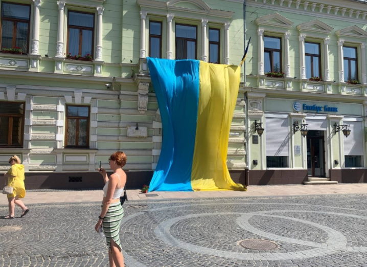 У Чернівцях на фасаді РАГСу розмістили величезний український прапор У Чернівцях на фасаді РАГСу розмістили величезний український прапор