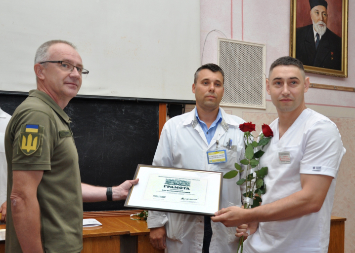 Валерій Залужний відзначив нагородами чернівецьких медиків Валерій Залужний відзначив нагородами чернівецьких медиків