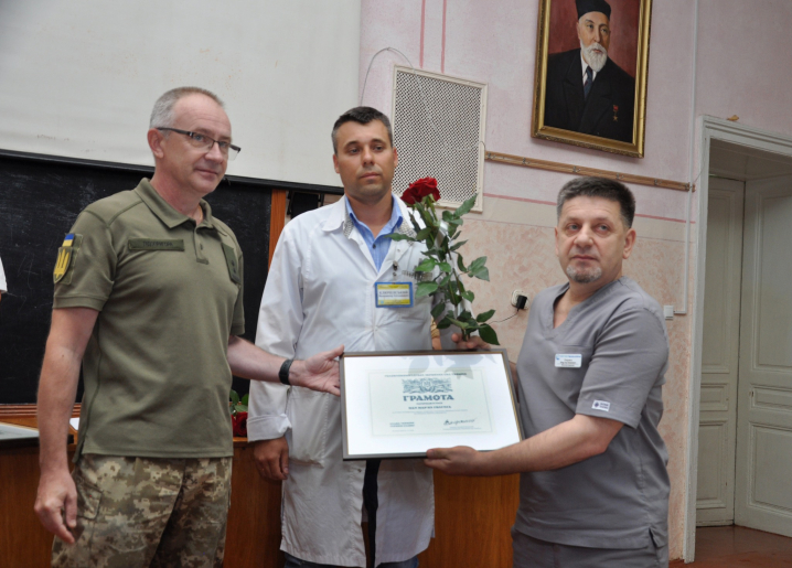 Валерій Залужний відзначив нагородами чернівецьких медиків Валерій Залужний відзначив нагородами чернівецьких медиків