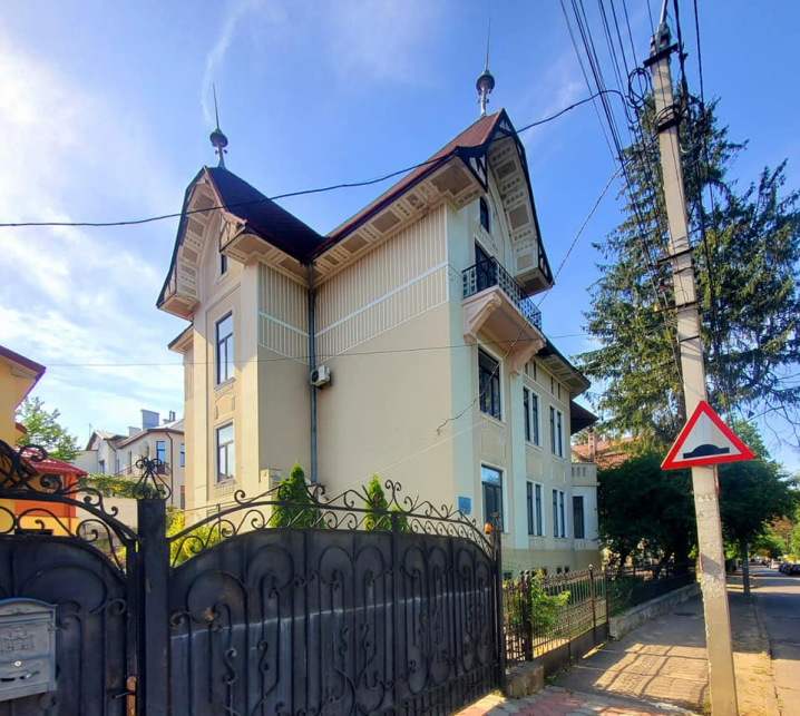 Чернівецькі історичні вілли вразили авторів проєкту «Україна Інкогніта» Чернівецькі історичні вілли вразили авторів проєкту «Україна Інкогніта»