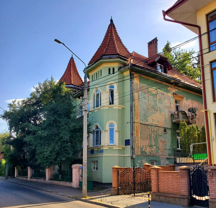 Чернівецькі історичні вілли вразили авторів проєкту «Україна Інкогніта» Чернівецькі історичні вілли вразили авторів проєкту «Україна Інкогніта»