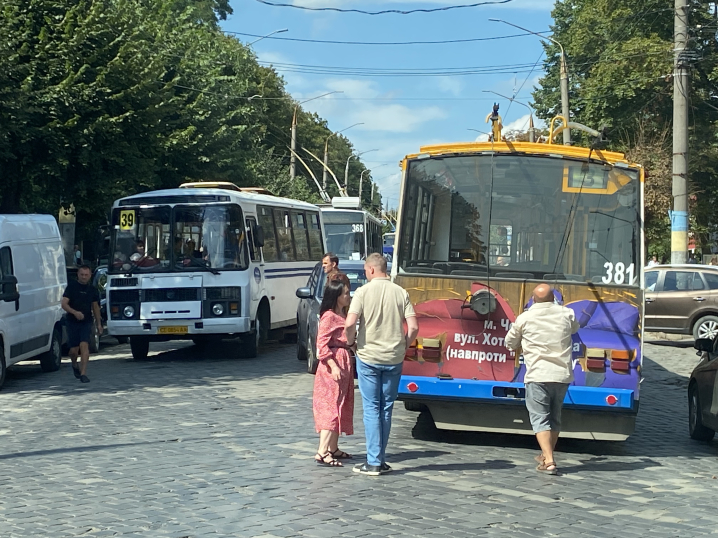 На розі Головної та Буковинської у Чернівцях автівка врізалась в тролейбус #3