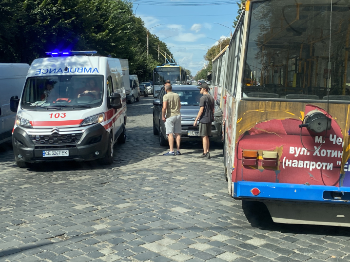 На розі Головної та Буковинської у Чернівцях автівка врізалась в тролейбус #3