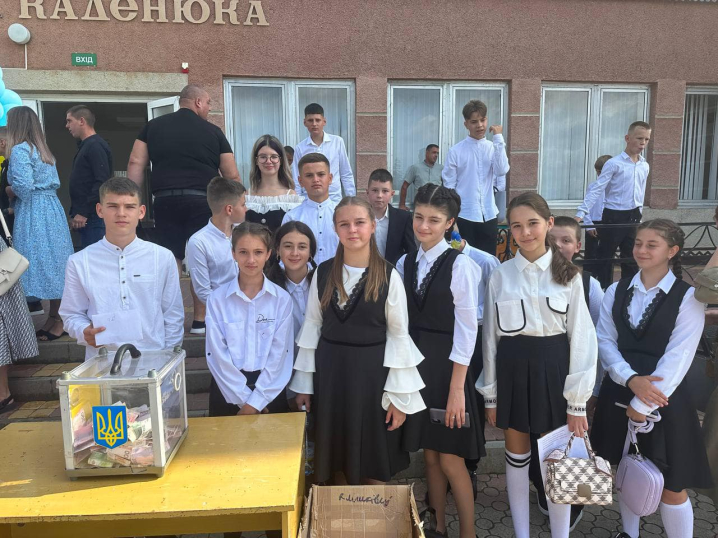 Замість квітів - донат на ЗСУ: учні та вчителі у Клішківцях зібрали понад 36 тис. грн