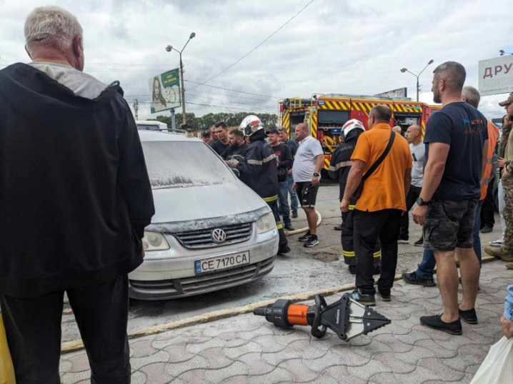 На Калинівському ринку загорілося авто