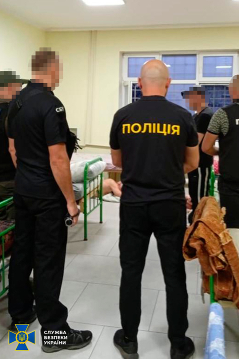 На Буковині викрили схему дилерів амфетаміну. Наркотики намагались продати військовим