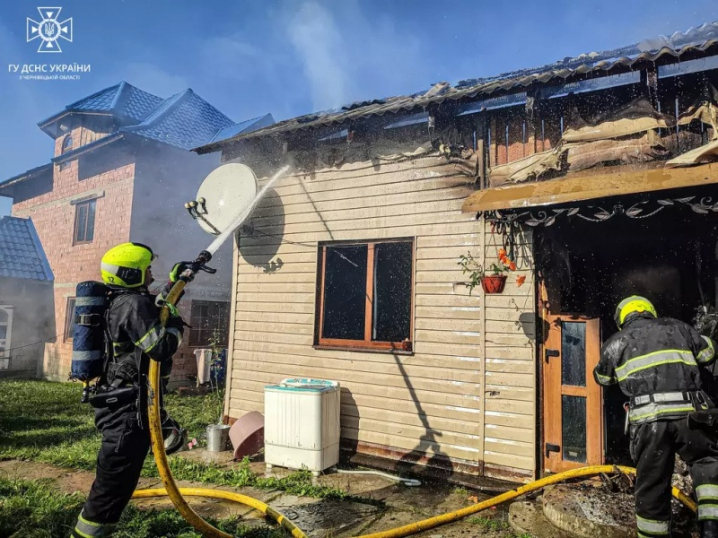 Через пожежу сім'я на Буковині втратила будинок