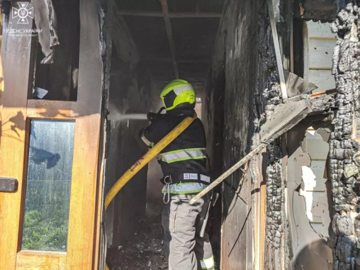 Через пожежу сім'я на Буковині втратила будинок