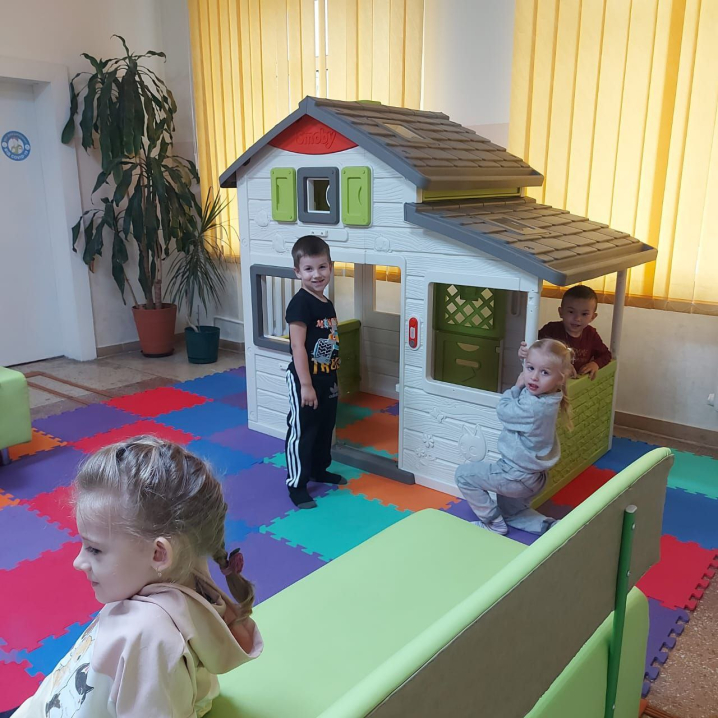 У Чернівецькій дитячій поліклініці благодійники облаштували ігрову зону У Чернівецькій дитячій поліклініці благодійники облаштували ігрову зону