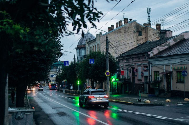 У Чернівцях на Героїв Майдану з'явилась плюс одна смуга для громадського транспорту