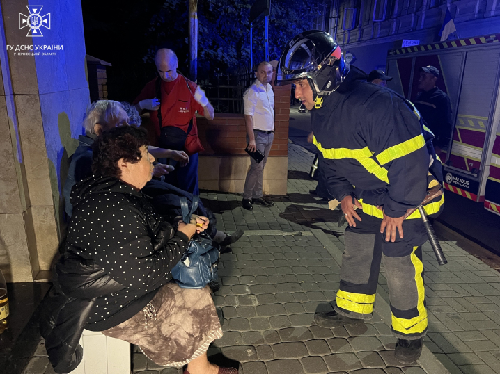 Руйнування будинку в Чернівцях: на момент обвалу в одній з квартир перебувало двоє людей