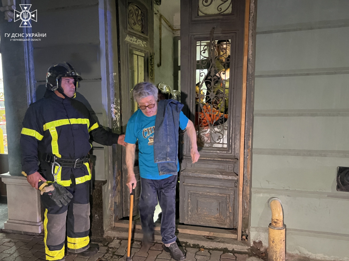 Руйнування будинку в Чернівцях: на момент обвалу в одній з квартир перебувало двоє людей