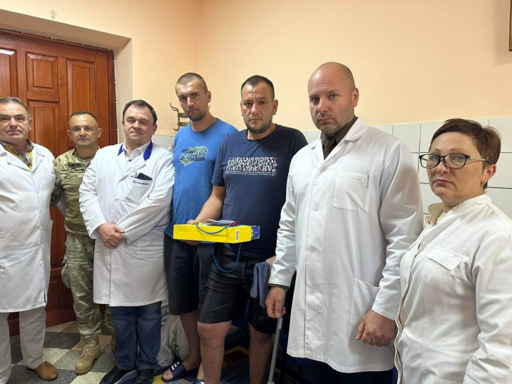 Військовий, який лікується у Чернівецькому госпіталі, отримав "Золотий хрест" від Залужного