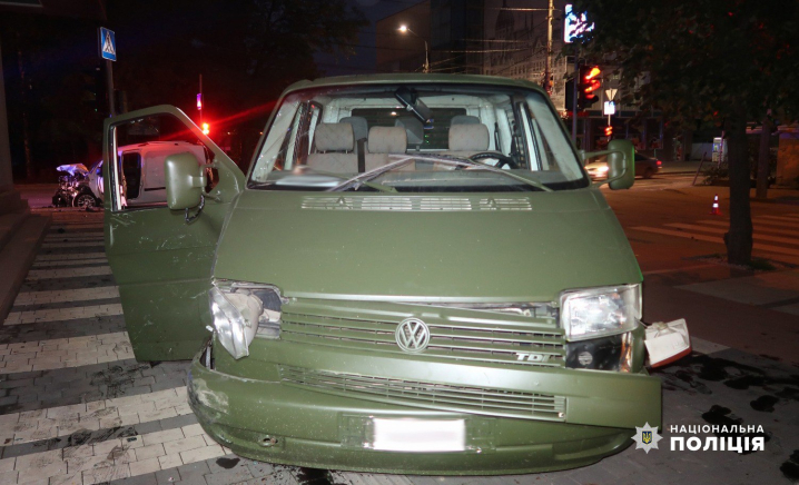 Легковик "Renault Kangoo" потрощило: у ДТП в Чернівцях постраждали водії і пасажир