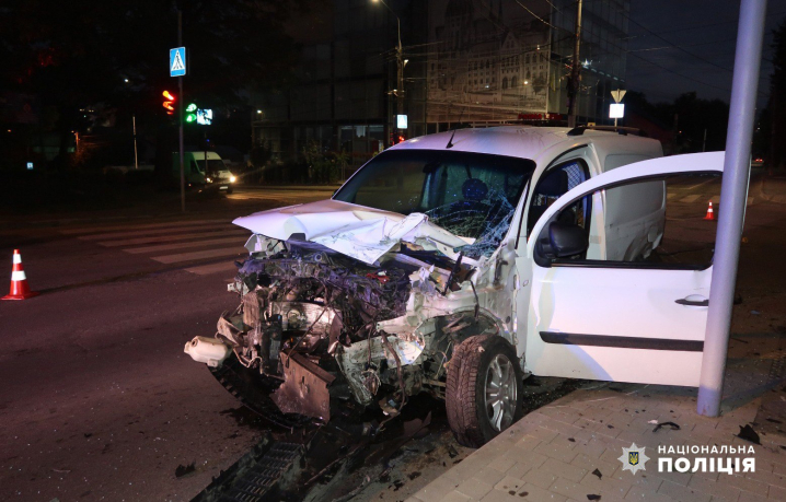 Легковик "Renault Kangoo" потрощило: у ДТП в Чернівцях постраждали водії і пасажир