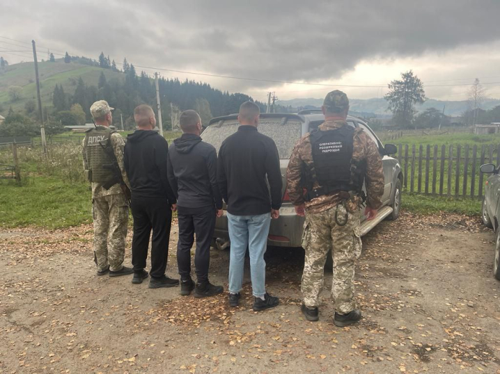 Буковинські прикордонники затримали двадцятьох чоловіків, які намагалися незаконно потрапити за кордон