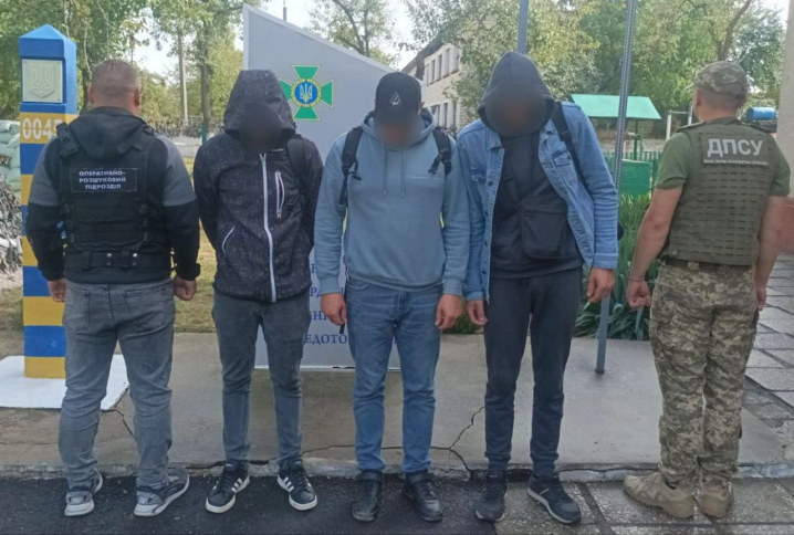 Буковинські прикордонники затримали двадцятьох чоловіків, які намагалися незаконно потрапити за кордон