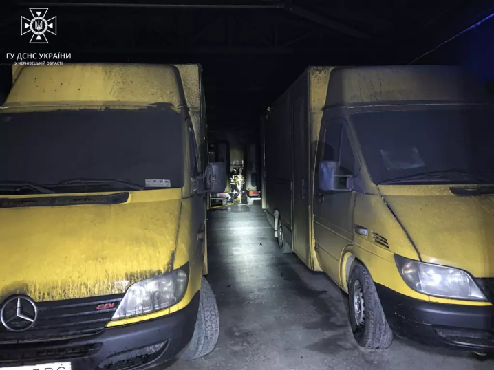 У Чернівцях в пожежі згоріло п'ять хлібних фургонів У Чернівцях в пожежі згоріло п'ять хлібних фургонів